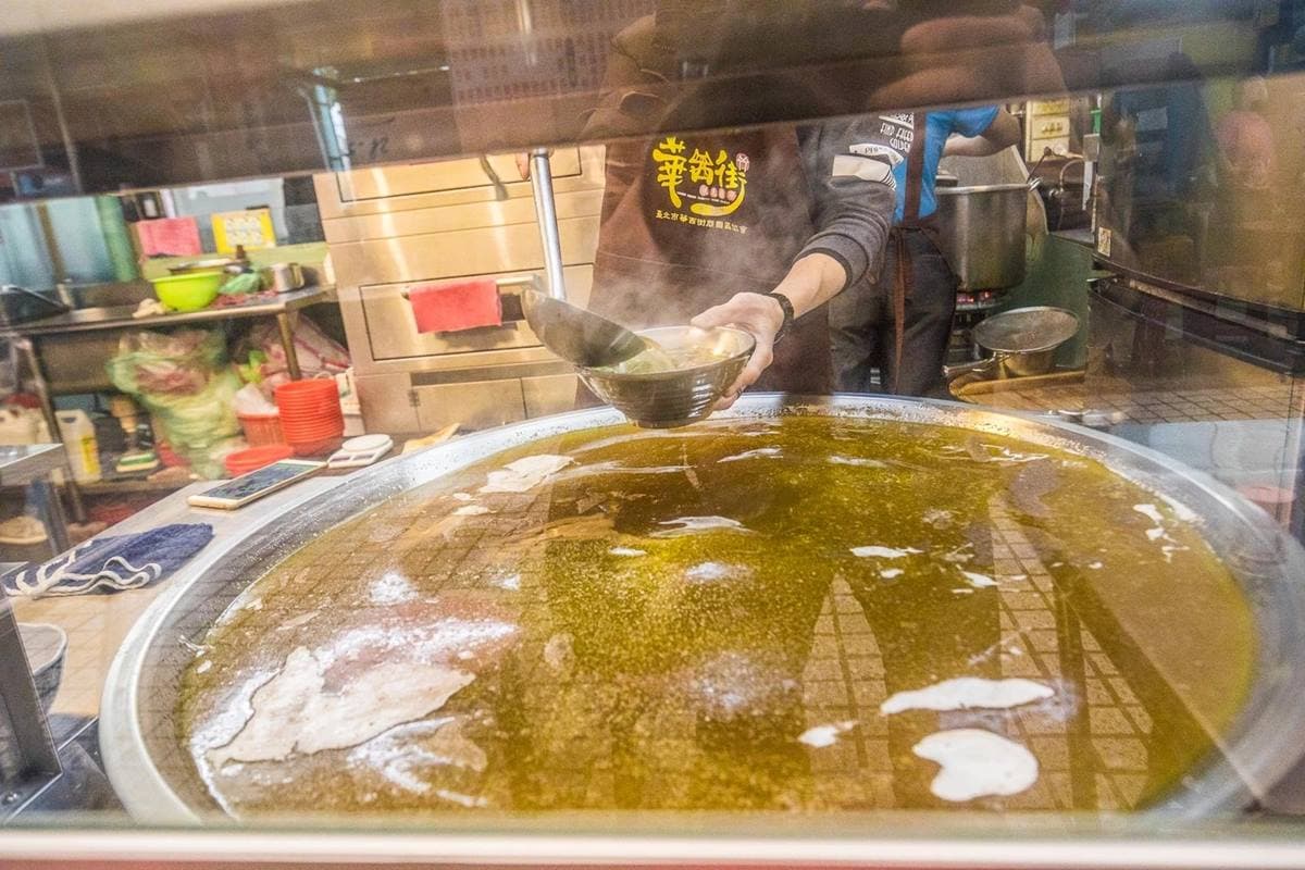 內行一次買10份！華西街「巨無霸燒餅＋牛肉湯」只要100元，內用牛肉湯免費續