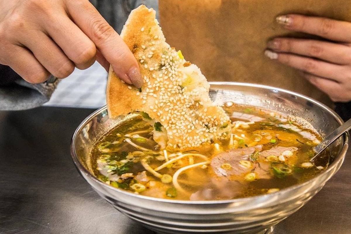 內行一次買10份！華西街「巨無霸燒餅＋牛肉湯」只要100元，內用牛肉湯免費續