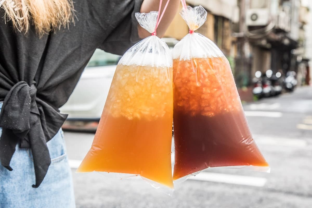 不敗古早味!北中南5家紅茶冰:巨無霸袋裝、1000cc僅25元、熟客一次買10杯 不敗古早味!北中南5家紅茶冰:巨無霸袋裝、1000cc僅25元、熟客一次買10杯