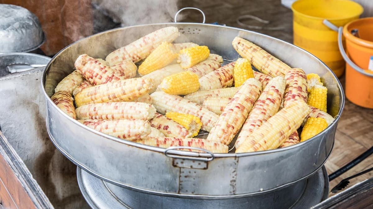 新鮮玉米都是當天現採，店家會將採摘下來的新鮮玉米先水煮過後再炭烤。（圖片來源：大手牽小手玩樂趣）