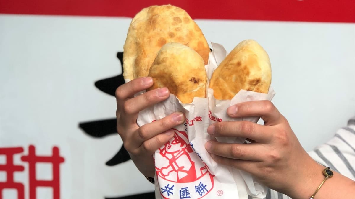 共匪餅個頭很大，現做出爐熱騰騰最美味。（圖片來源：阿華田的美食日記）