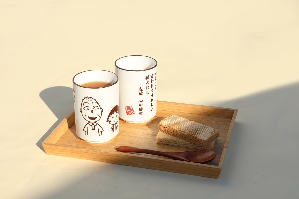 小丸子粉快衝！7-11最新療癒周邊登場，友藏徘句湯吞杯、丸子隨身包都要收