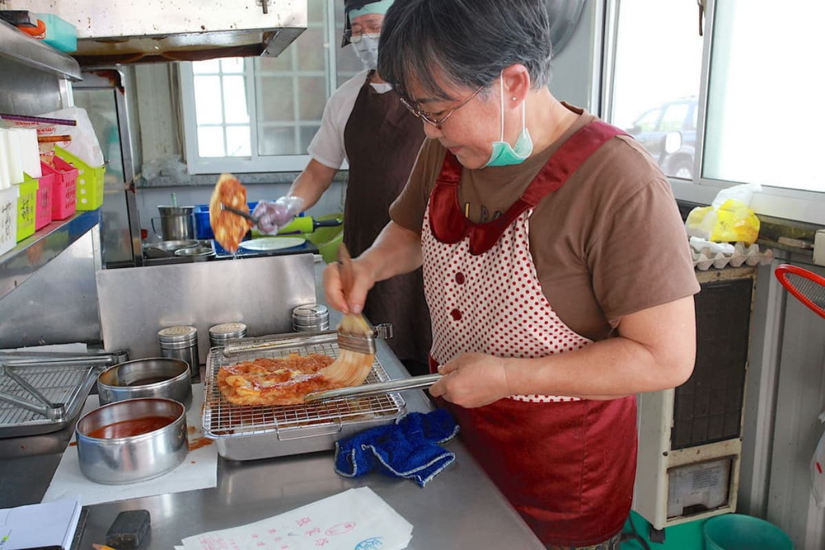 別只逛老街！高雄人最愛岡山５美食：排隊蛋麵、噴汁餡餅、７個50元吉吉棒
