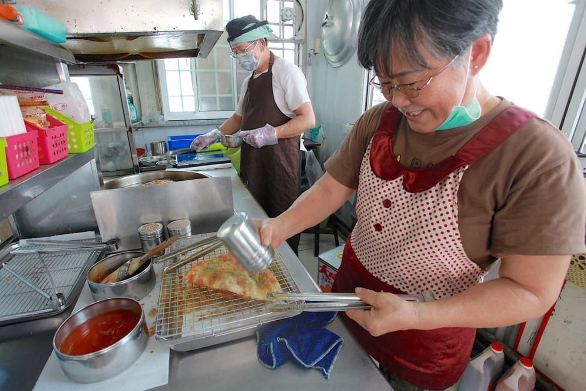 別只逛老街！高雄人最愛岡山５美食：排隊蛋麵、噴汁餡餅、７個50元吉吉棒