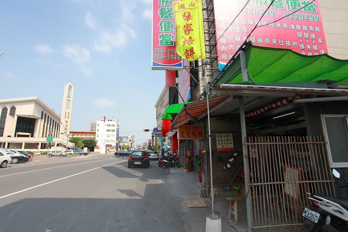 別只逛老街！高雄人最愛岡山５美食：排隊蛋麵、噴汁餡餅、７個50元吉吉棒