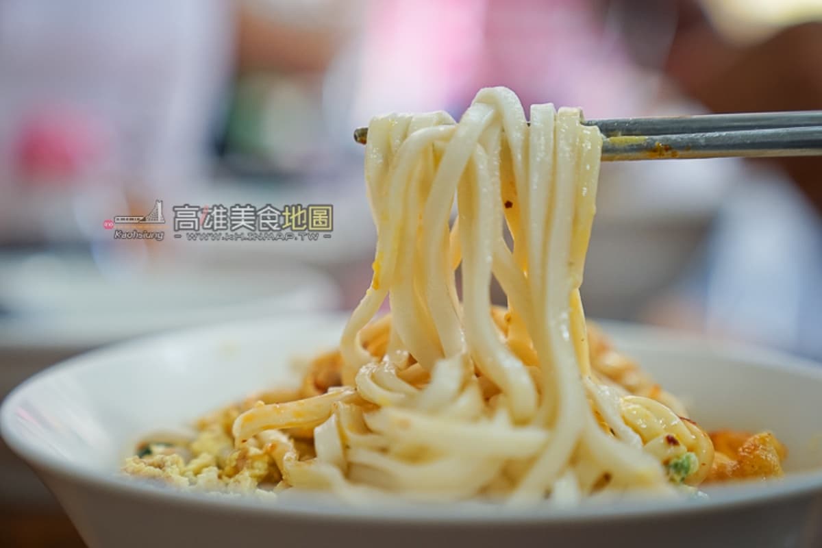 別只逛老街！高雄人最愛岡山５美食：排隊蛋麵、噴汁餡餅、７個50元吉吉棒