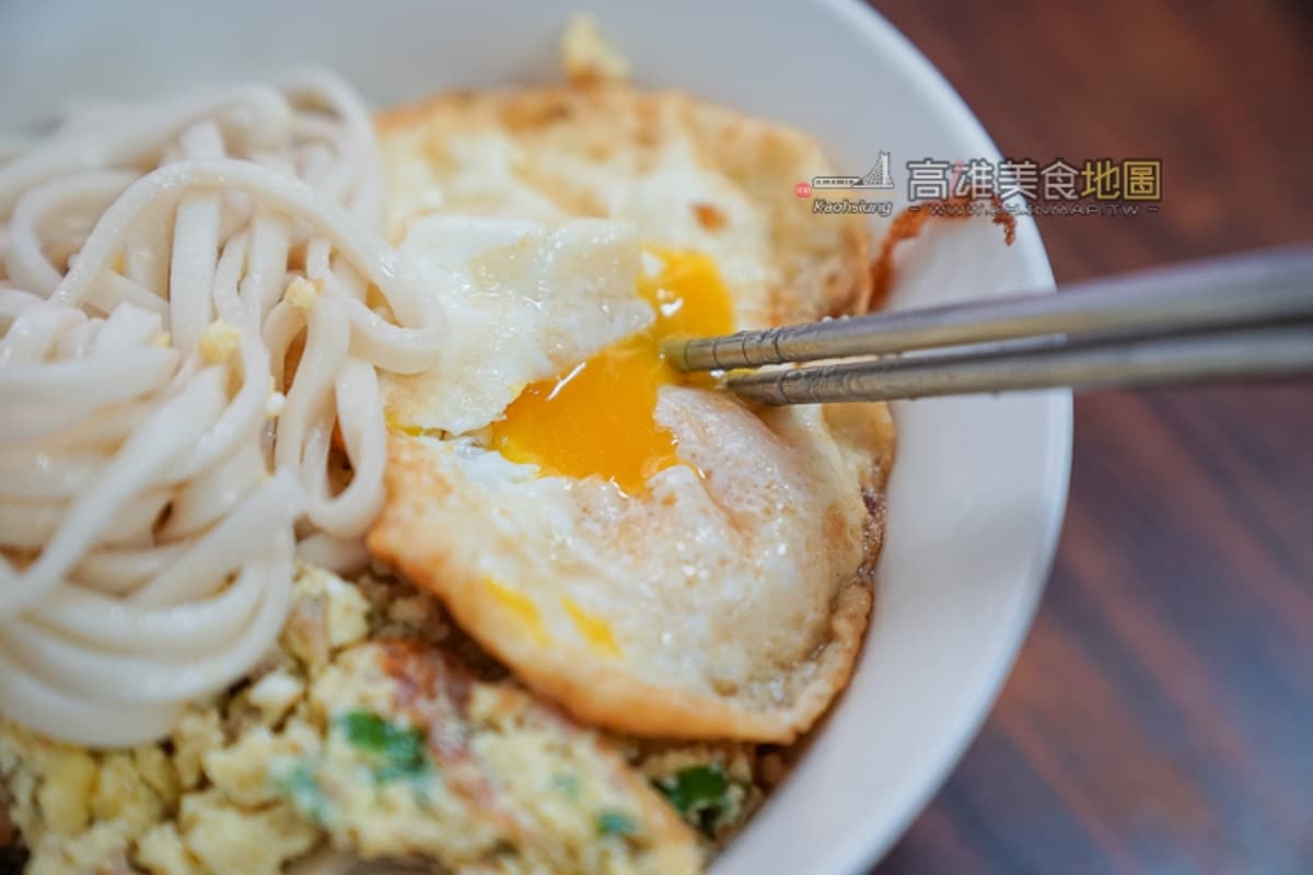 別只逛老街！高雄人最愛岡山５美食：排隊蛋麵、噴汁餡餅、７個50元吉吉棒