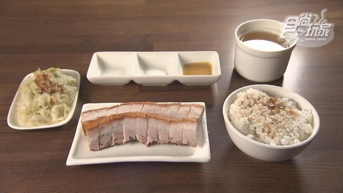 外皮酥脆的燒肉，脆度就像是在吃餅乾一樣。
