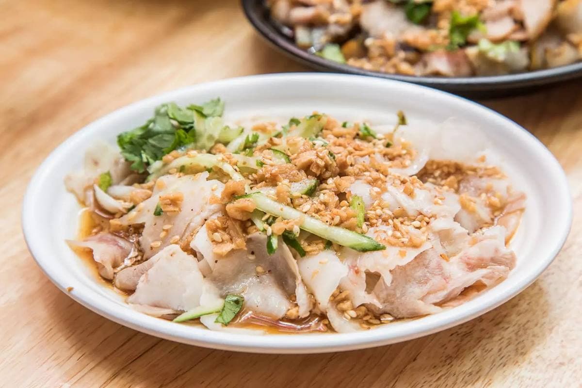 桃園最狂「國旗屋」在這！忠貞市場「大碗公米干」料多實在，道地口味人氣夯