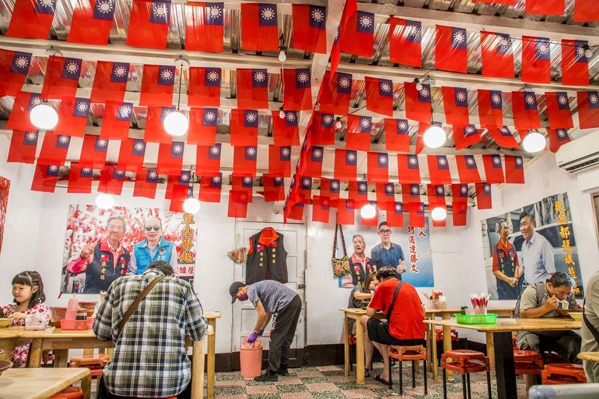 桃園最狂「國旗屋」在這！忠貞市場「大碗公米干」料多實在，道地口味人氣夯