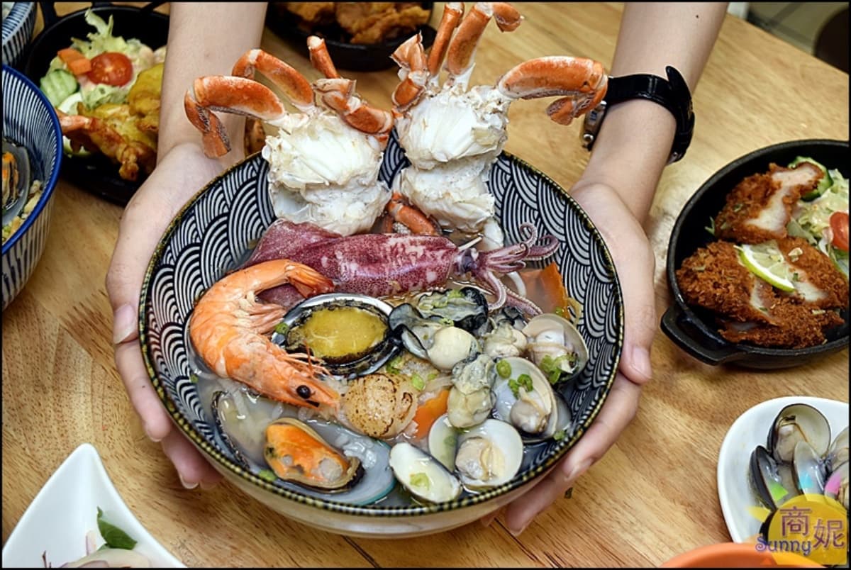 國宴主廚掌廚！台中「超狂痛風粥」霸氣塞８種海鮮，沙蟹、鮑魚滿到看不見粥
