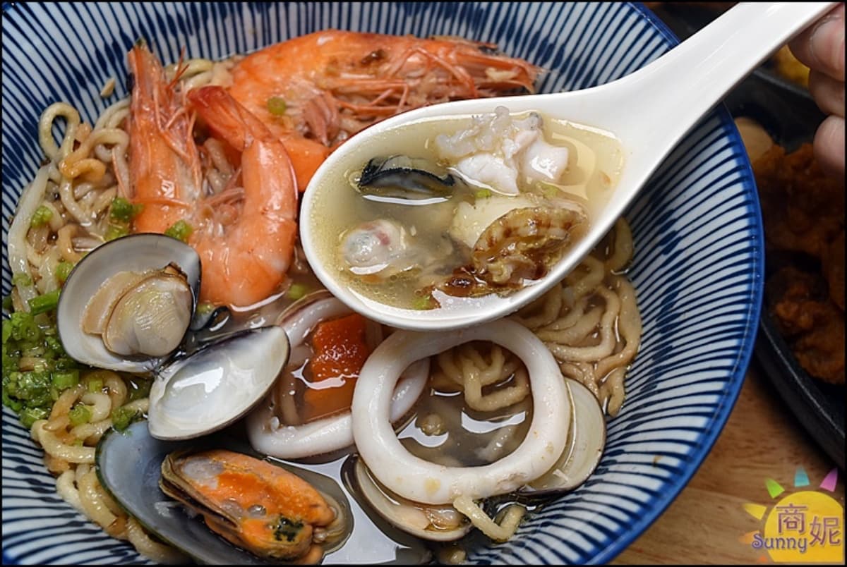 國宴主廚掌廚！台中「超狂痛風粥」霸氣塞８種海鮮，沙蟹、鮑魚滿到看不見粥