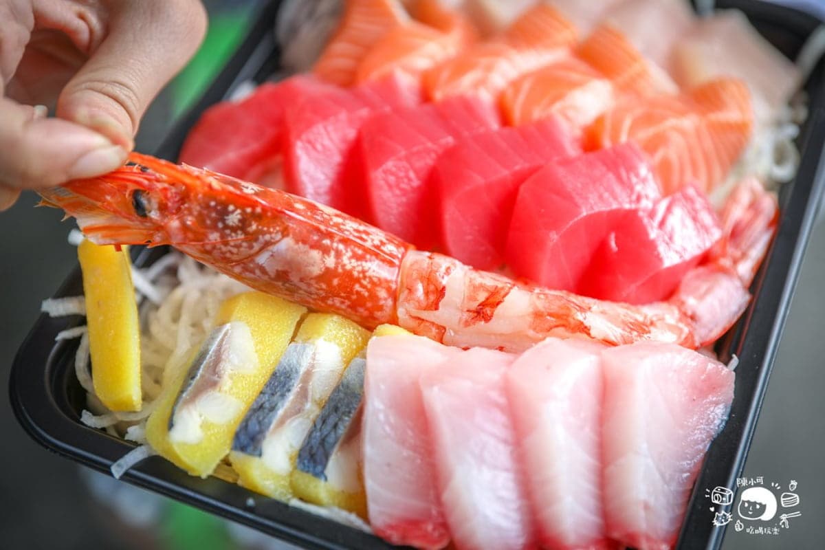 擺好擺滿僅300元！「厚切生魚片」１盒６種鮮魚CP值破表，爽嗑整隻天使紅蝦