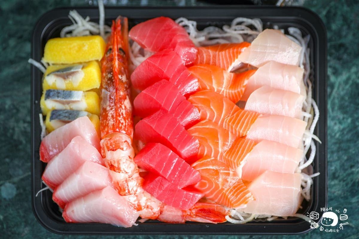 擺好擺滿僅300元！「厚切生魚片」１盒６種鮮魚CP值破表，爽嗑整隻天使紅蝦