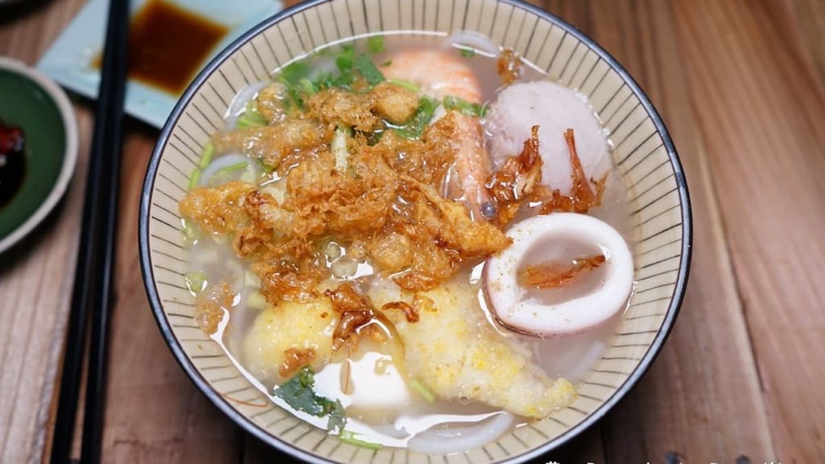 配料有芋頭、蛋酥、炸魚片、魷魚圈、蝦子、魚丸等。（圖片來源：跟著踢小米吃喝玩樂趣）