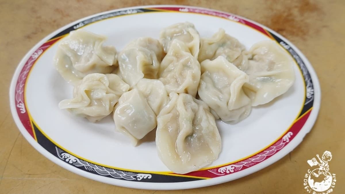 「向上水餃」每顆只要３元，是向上市場的人氣美食。（圖片來源：金大佛的奪門而出家日誌）