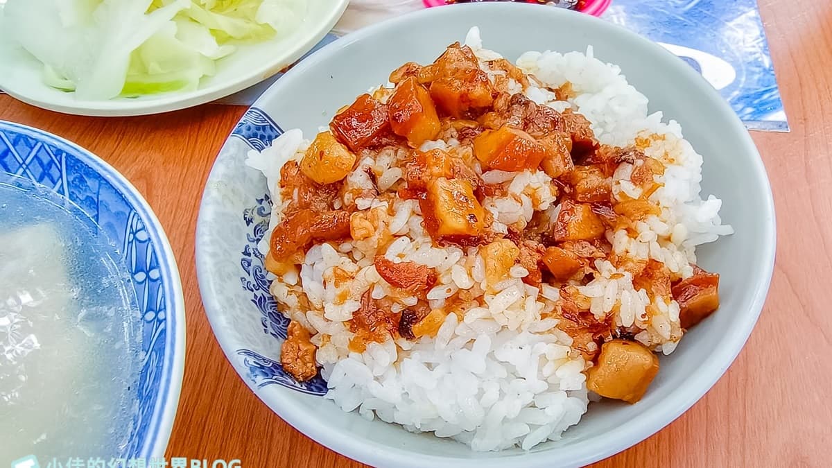 滷肉飯屬於稍微偏肥一點的，跟排骨湯很搭。  （圖片來源：小佳的幻想世界）