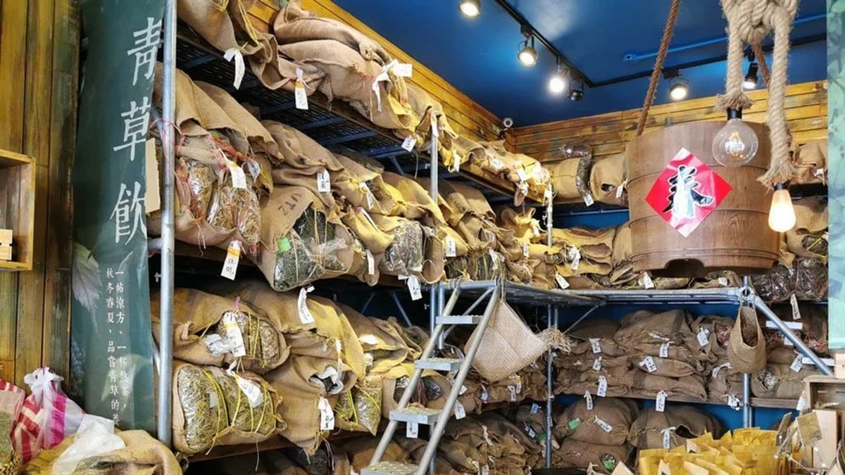 店家專門販售各種不同用途的青草、藥草。（圖片提供：旅充小日子）