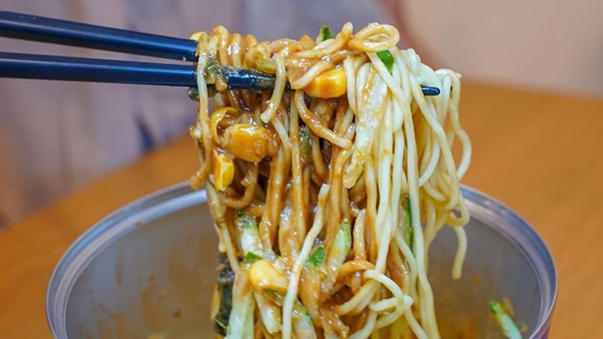 傳統涼麵的麻醬很濃很夠味，麵條裹滿醬汁與蒜泥，攪拌均勻後一起吃超唰嘴。（圖片來源：剎有其食）