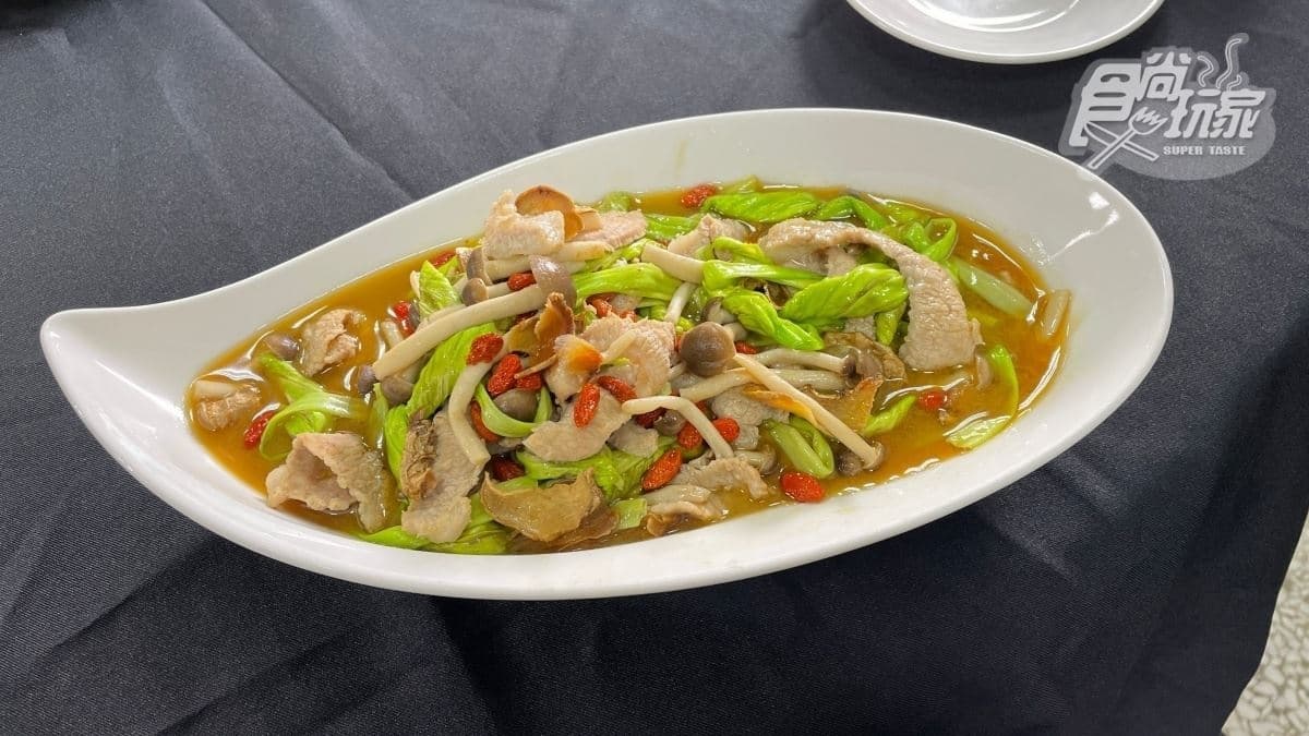 炒麻油松阪豬搭配季節限定的月旋花，口感清甜超下飯。