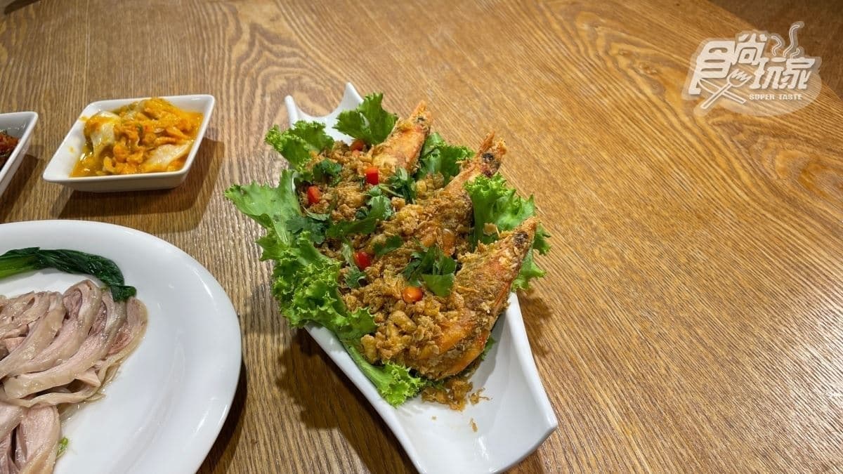 店家改良星馬麥片蝦再加入蛋酥超唰嘴。