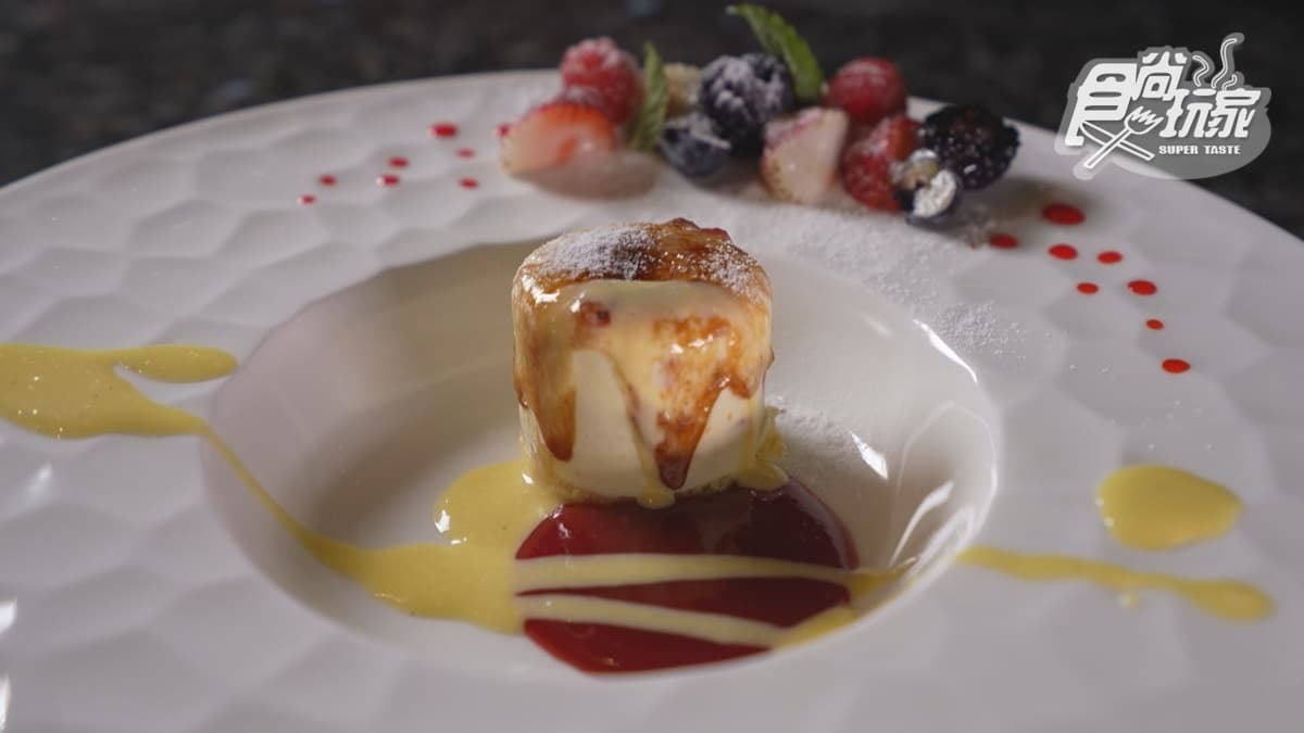 甜點Fresh Berries with Custard Mousse Ice Cream。