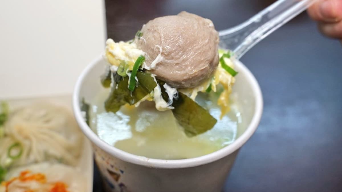 貢丸口感十分彈牙。（圖片來源：跟著踢小米吃喝玩樂趣）