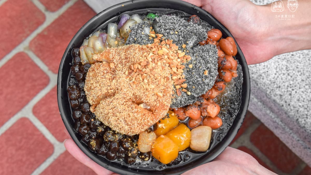 熱騰騰的麻糬吃起來軟而不爛，口感軟綿超誘人。（圖片來源：2A食旅日記）