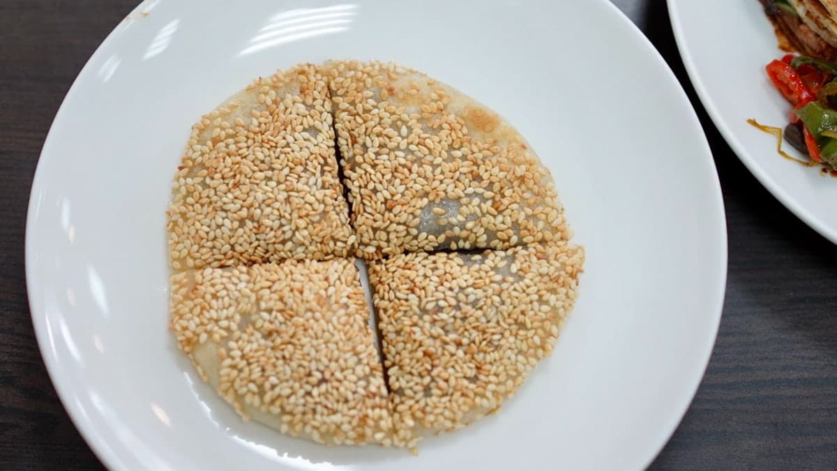 「豆沙鍋餅」中間夾層是綿密香甜的豆沙餡，手桿餅皮香Q帶點微酥。（圖片來源：阿華田的美食日記）