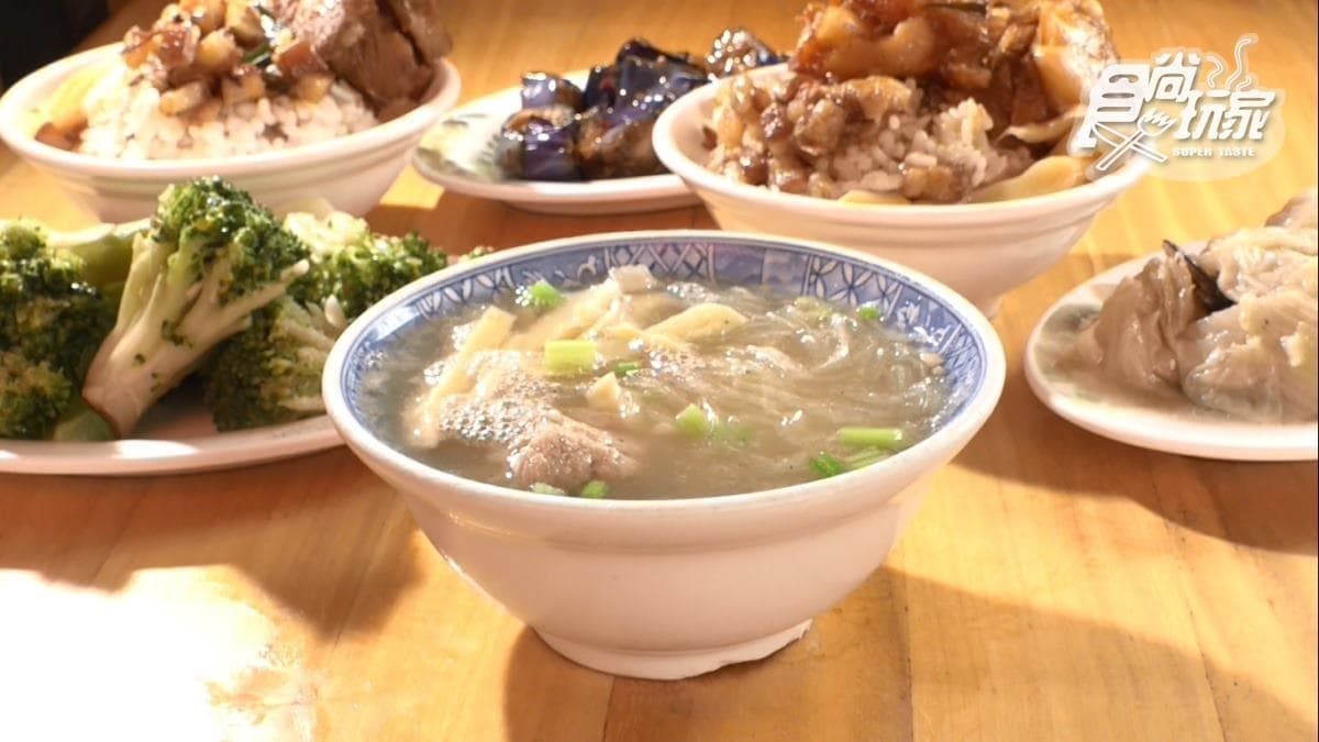 「冬粉肉圓湯」採用燉大骨湯底，讓冬粉吸飽精華，還能喝到筍絲的甘甜。