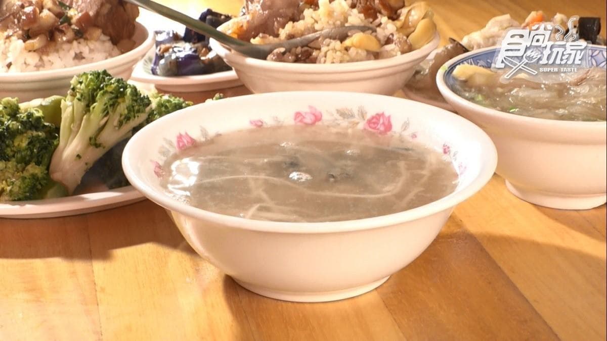 蚵仔湯的蚵仔給量不手軟，粒粒飽滿新鮮，小小１碗卻能喝到滿滿的海味。