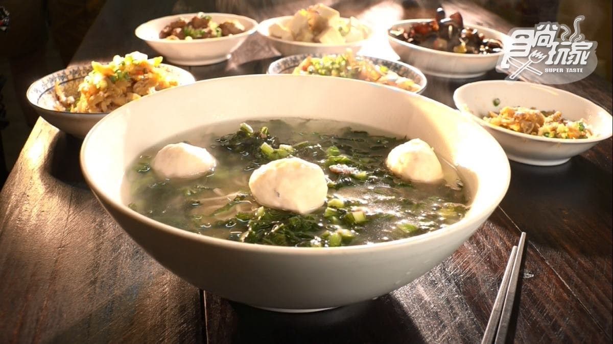 另一道招牌「雪菜魚丸湯」，湯底加入炒過的雪菜，搭配軟綿的旗魚魚丸，讓人回味無窮。