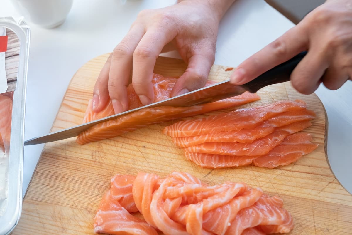主婦救星來了！砧板去魚腥味用熱水或冷水？原來「這飲料」能拿來泡刀具除鏽