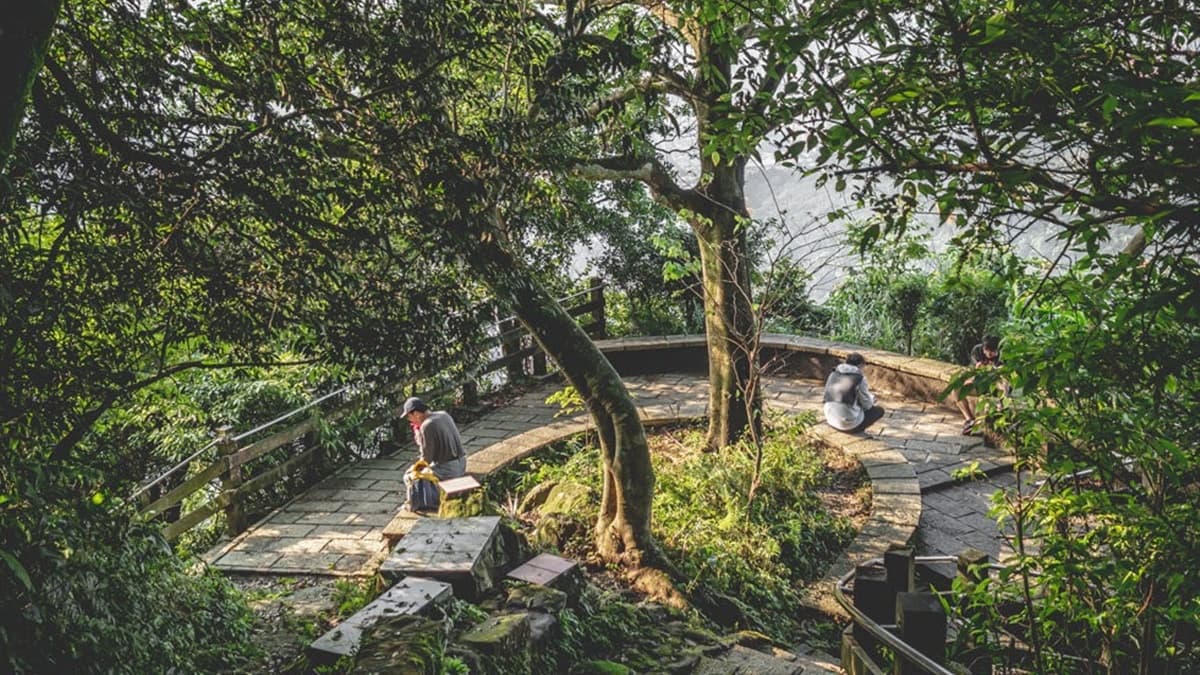 來到馬蹄型觀景台後，就是屬於「四獸山步道」的範圍。（圖片來源：是艾思，不是火拳）