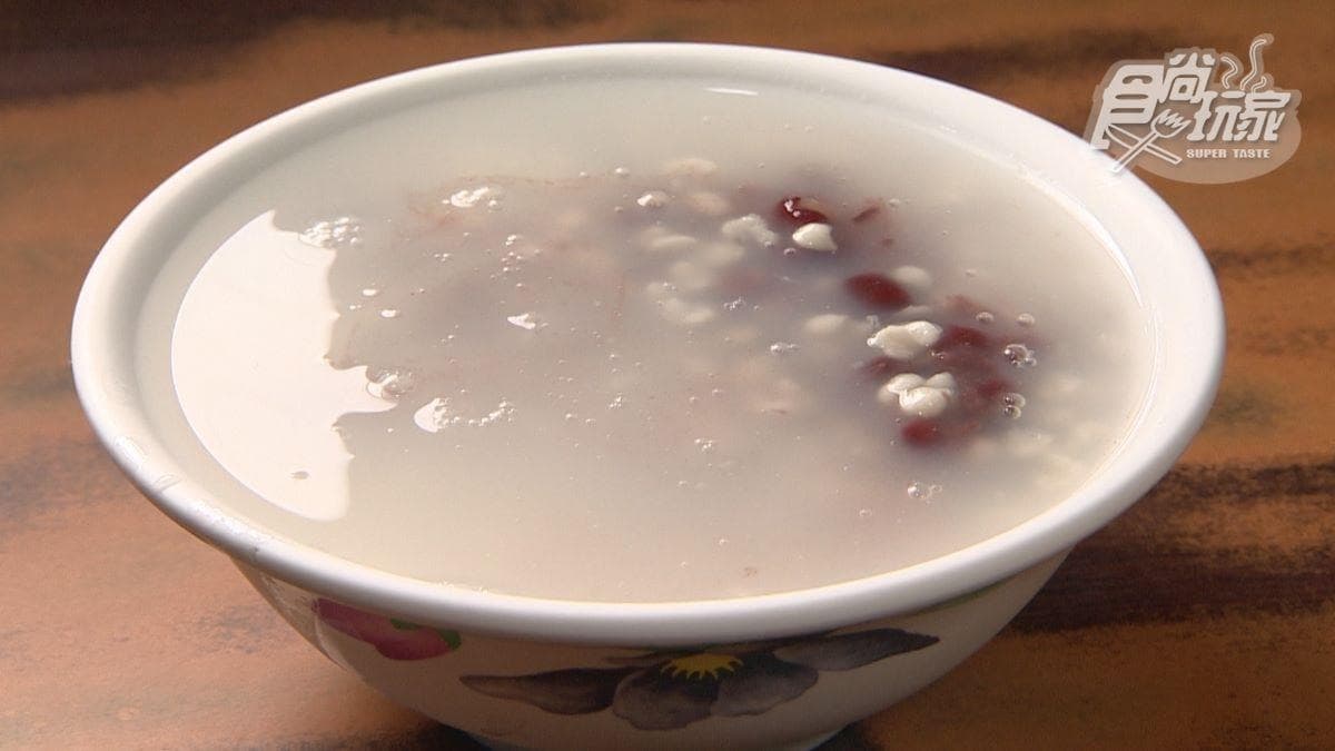 冰糖薏仁漿喝起來很濃稠，加了紅豆更加香甜。