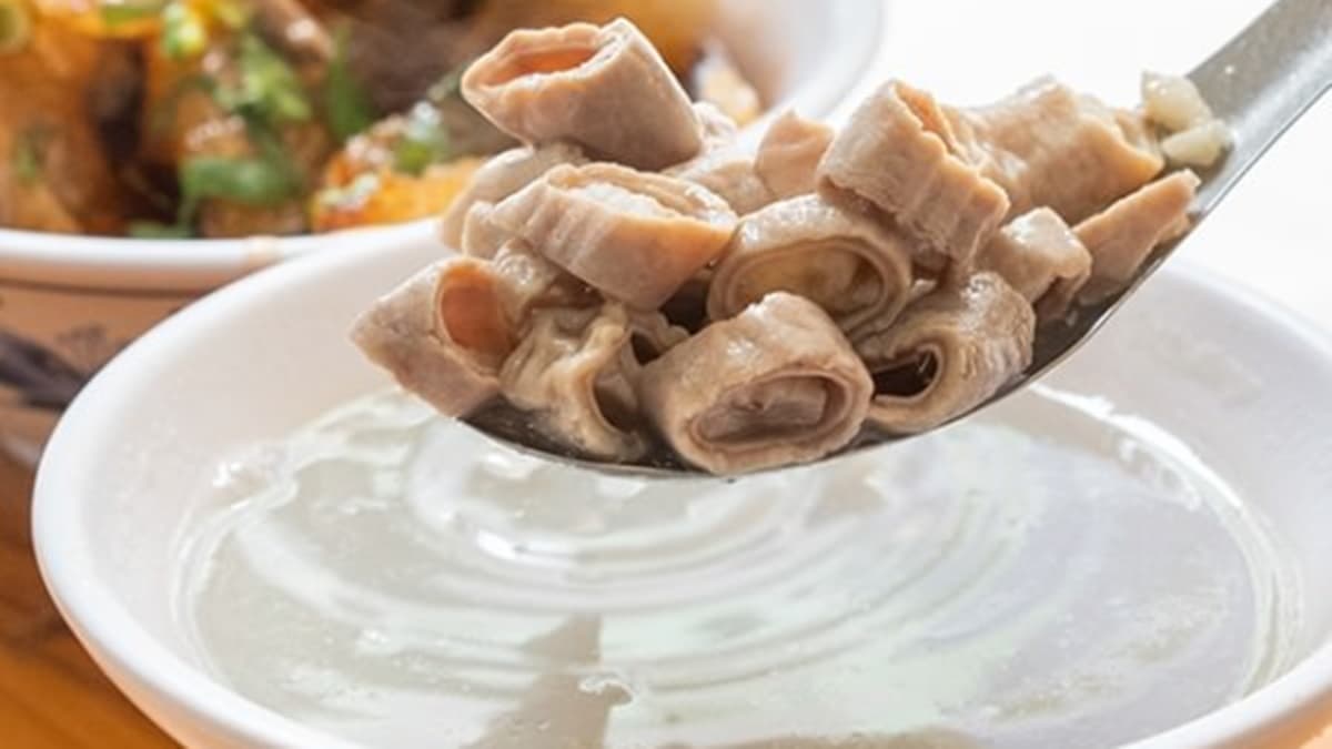 四神湯清爽解膩，還能吃到滿滿的小腸。（圖片來源：虎麗笑嗨嗨）