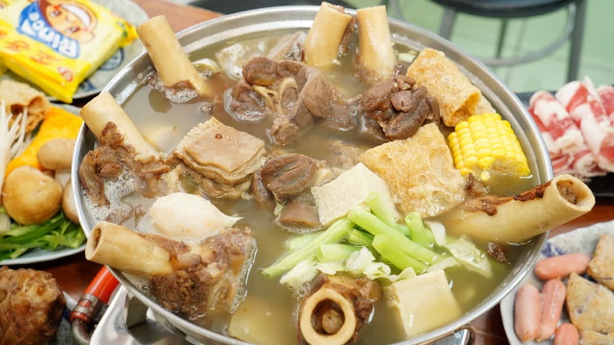 店家主打首創新疆手撕羊及羊大骨無限吃到飽。（圖片來源：大口老師的走跳學堂!）