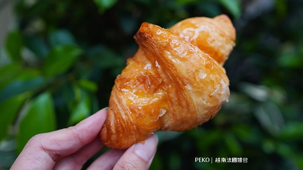 現烤可頌有著酥鬆口感，外層還有淋上楓糖醬。（圖片來源：PEKO の Simple Life）