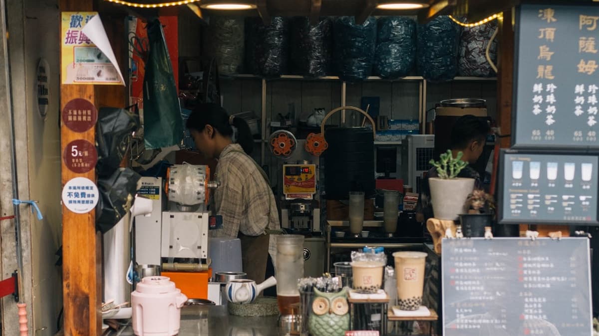 這家網評4.9分的「日月茶行貳店開更號」就在最熱鬧的義勇街上。（圖片來源：黑皮的旅遊筆記）