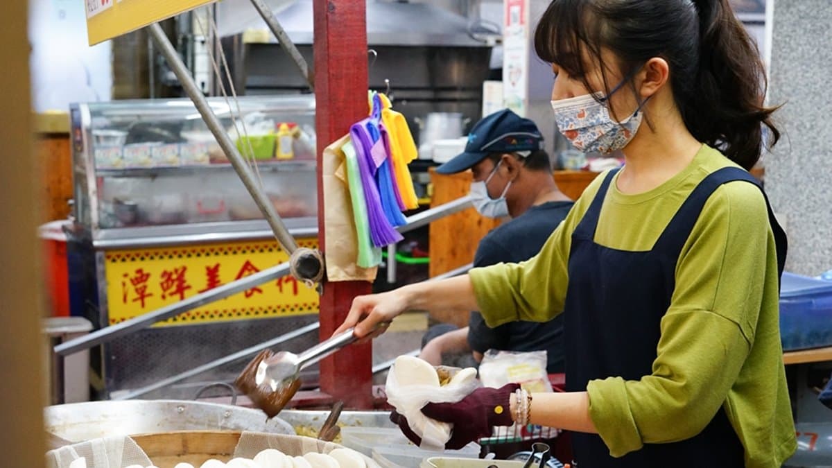 店家發揮創意，打造出有「台式漢堡」之稱的「豆干刈包」。（圖片來源：欣晴。美食旅遊生活分享）