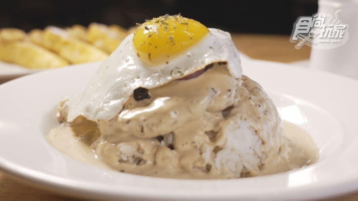 關島限定的Loco Moco有漢堡排，醬汁香濃滑順。