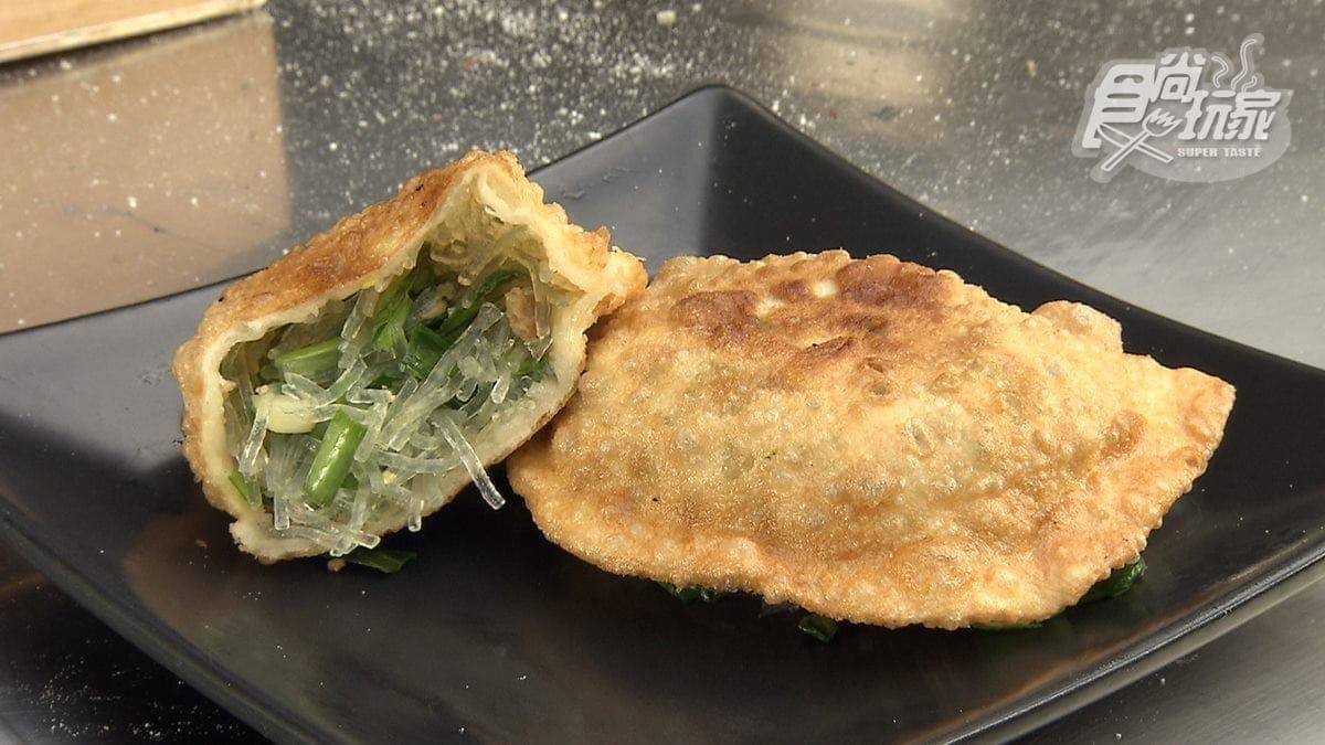 2小時就完售!排隊超夯「爆餡韭菜盒」只要25元,酥脆唰嘴內行1次買10個