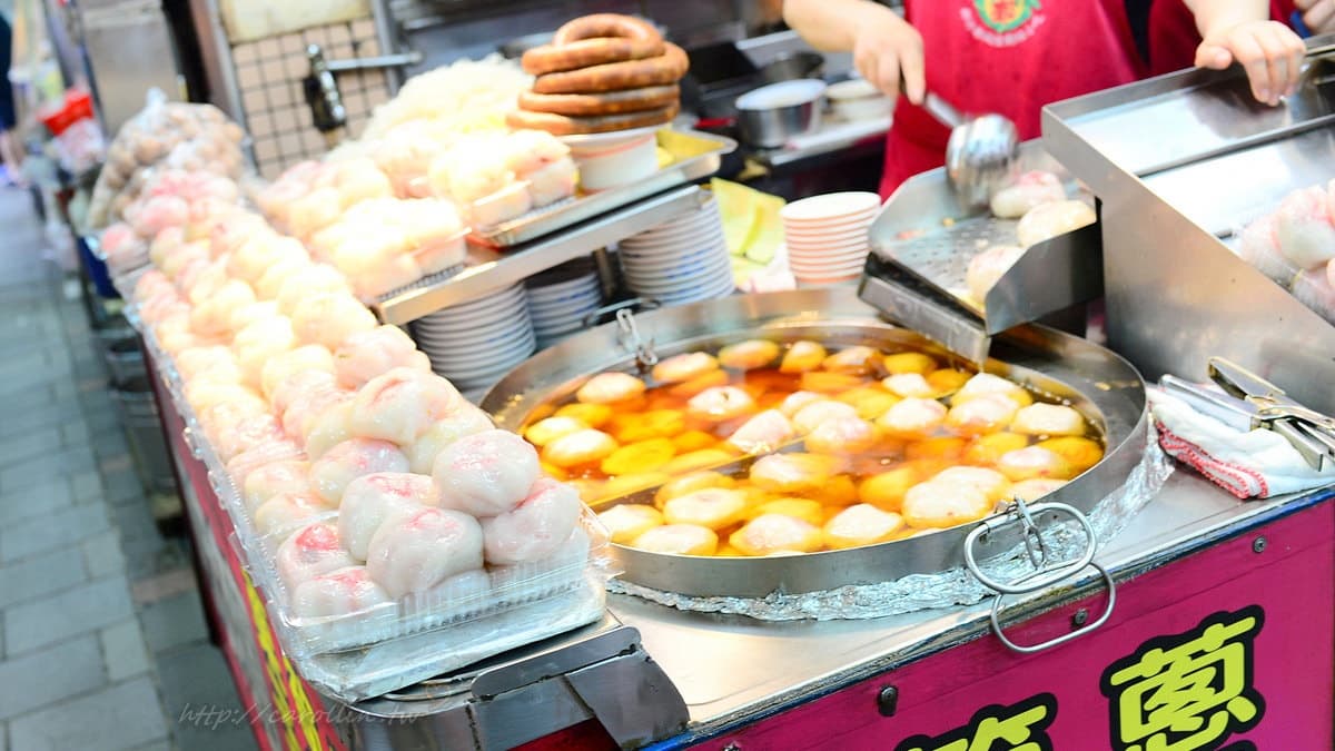 老闆在攤位上煮著肉圓。（圖片來源：卡琳摸魚兒趣）