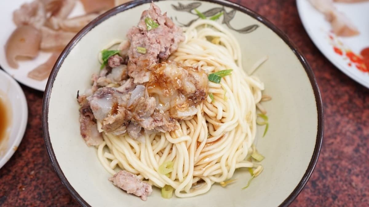 招牌肉骨乾麵。（圖片來源：跟著踢小米吃喝玩樂趣）