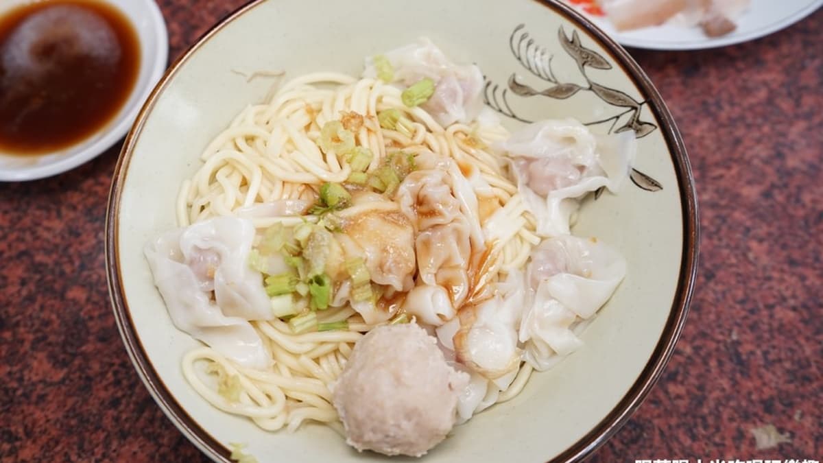 餛飩乾麵加貢丸。（圖片來源：跟著踢小米吃喝玩樂趣）