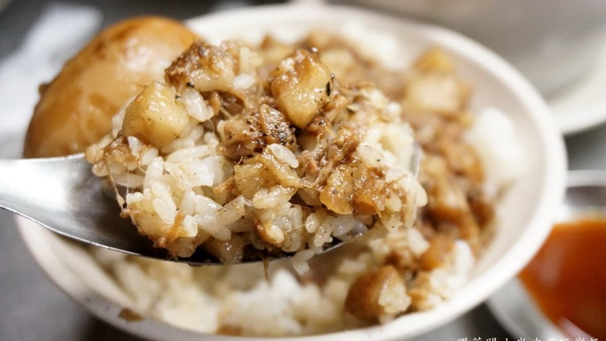 滷肉飯用黑胡椒提味。（圖片來源：跟著踢小米吃喝玩樂趣）