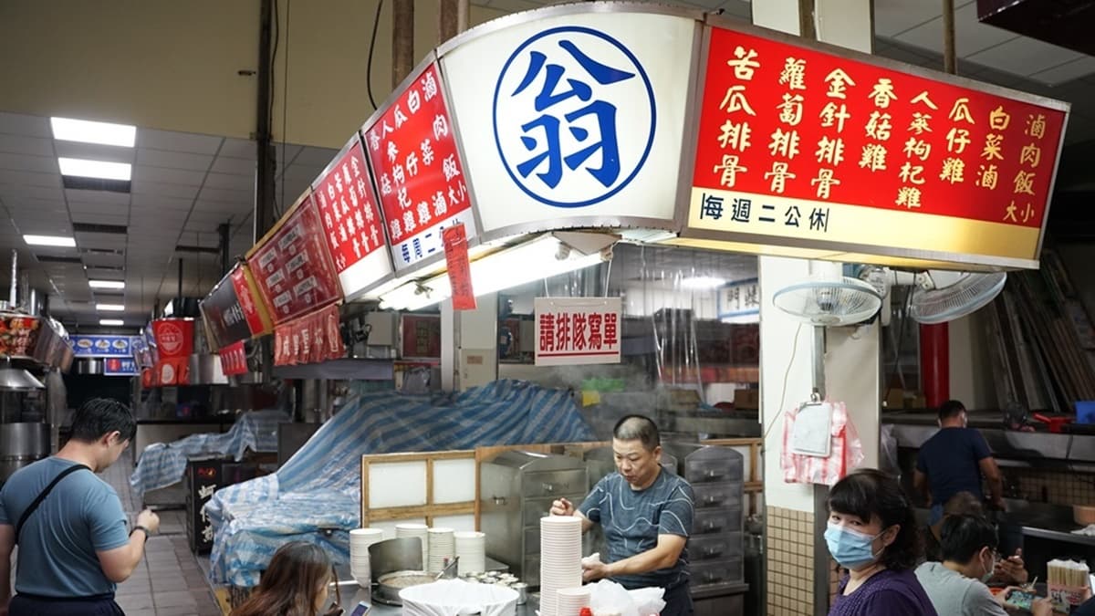 在城隍廟小吃街的翁記滷肉飯。（圖片來源：跟著踢小米吃喝玩樂趣）