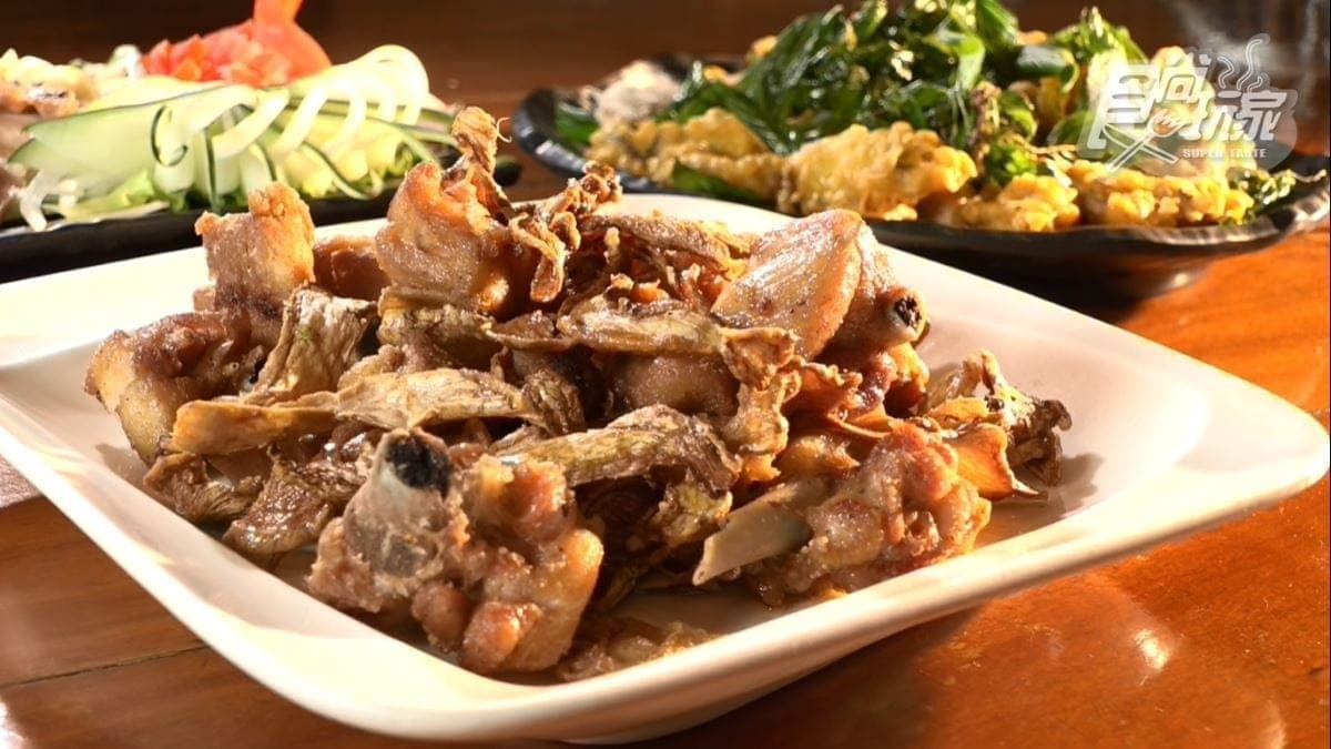 「乾煸苦茶油雞」外酥內嫩，一旁搭配的薑片也是酥炸得很剛好。