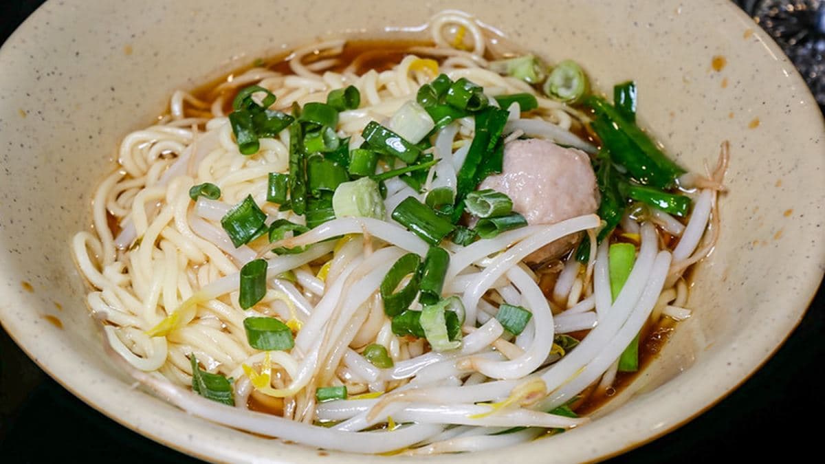 「鵝油烏醋麵」烏醋相當夠味，是老饕來這裡的必點之一。（圖片來源：鄉民食堂）