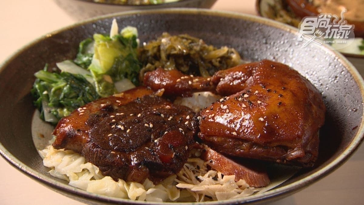「大胃王雙拼套餐」雞腿透過中藥材與月桂葉加持，吃起來非常順口。